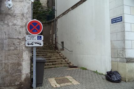Accessibilité à Blois centre: rue Denis Papin - escaliers "petits degrés" saint Honoré: succession d'obstacles
