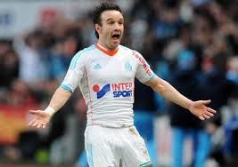 OM : le numéro de Valbuena lui aussi retiré ?                                     D’après La Provence, après Souleymane Diawara, Mathieu Valbuena pourrait lui aussi voir son numéro 28 être retiré en cas de départ cet été. Le président de l’Olympique de Marseille, Vincent Labrune, désireux de rendre hommage aux grands joueurs du club en retirant leur numéro suite à leur passage pourrait offrir cet honneur au « Petit Vélo ». Cependant, si Valbuena assure vouloir changer d’air cet été, et peut compter sur le bon de sortie des dirigeants de l’OM, ce dernier pourrait finalement rester une année de plus. Les clubs souhaitant s’offrir les services du milieu de terrain ne seraient pas aux goûts du Marseillais qui pourrait dès lors préférer rester sur la Cannebière. Le dossier devrait néanmoins s’accélérer après la Coupe du Monde.