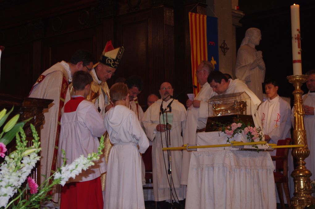 Grande procession en présence de Mgr Rey et Mgr Fisichella dans les rues du Centre ville