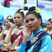 Le Festival des Bougies à Ubon Ratchathani (3) - La grande parade - Noy et Gilbert en Thaïlande