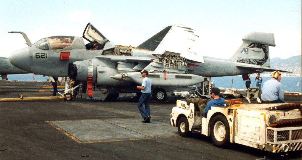 Quelques images des aéronefs et des entrailles du porte-avions CVN-69 USS Eisenhower. Photographies prises lors de mes visites de 1994 et 1998 à Cannes alors que j'étais membre des French Crusaders. (grand merci à cette association)