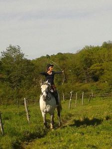 varier les disciplines en équitation en amazone... jeux, saut d'ostacle, cross