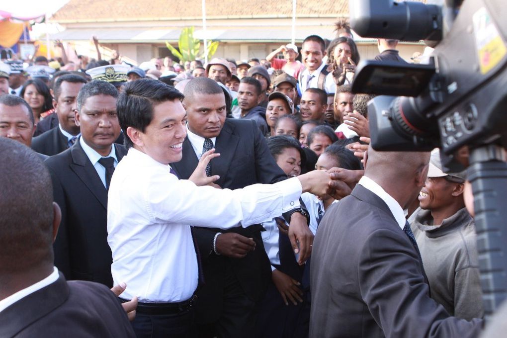 16 octobre 2012. Le Président Andry Rajoelina à l'Académie militaire et offre de dons à la ville d'Antsirabe.