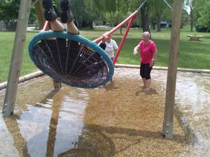 Danie s'essaie ensuite aux joies de son enfance, et Josiane et Michèle n'hésitent pas à se jeter à l'eau pour lui donner de l'élan