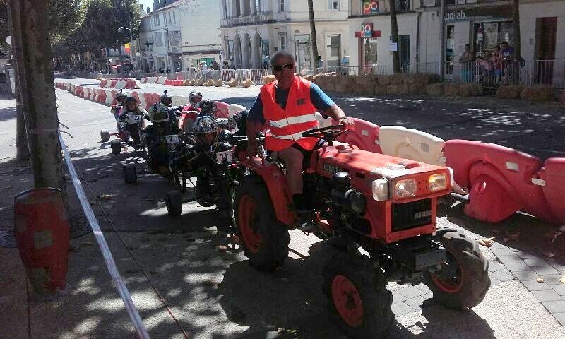 L'animateur Jean-Yves Perrigauld a remis les prix, mais comme il l'a bien précisé.... " L'essentiel était de bien participer et de beaucoup s'amuser ". Objectif atteint pour la deuxième année qui voit se déruler cette fameuse compétitions.... véhicules exceptionnels et surtout tant de chauffeurs déguisés. Pour info la prochaine compétition aura lieu à Rougnac en Charente. Enfin zoom sur l'assemblée et quelques visages locaux. 