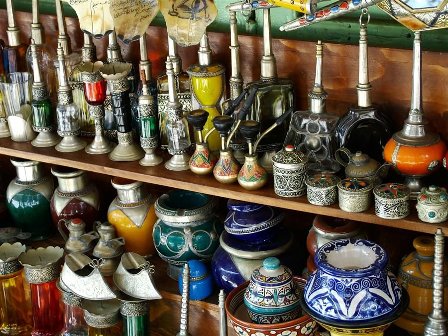 présentation de bijoux marocain , berbere , poterie , lampadaire , tout ce qui est en rapport avec l'artisanat marocain