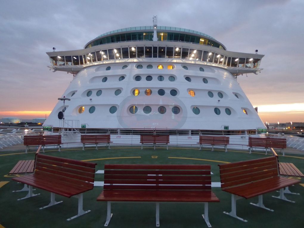 Bienvenue à bord de l'Explorer of the Seas pour cette visite réalisée de bas en haut et d'arrière en avant.