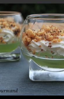 Verrine de gelée de concombre, chantilly au chèvre et crumble de pignons de pin