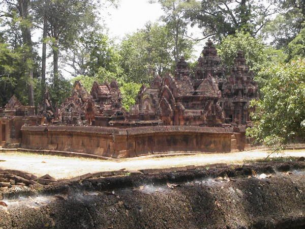 Ah Angkor ! Merveille des Merveilles !<br />Je ne vous mets qu'un petit echantillon de toutes les photos que nous avons prises, pour vous mettre l'eau a la bouche... En attendant la petite seance photo prevue a mon retour (j'en connais qui vont me detester)