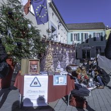 Marché de Noël de Saint-André-les-Alpes : une belle réussite malgré la fraîcheur matinale 