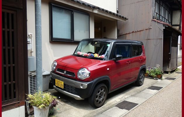 Photos urbaines : voiture rouge et vélo jaune au japon