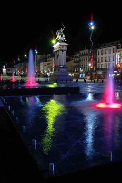 J'ai toujours aimé me promener la nuit dans les villes pour admirer les batiments éclairés, pour ecouter le silence dans un lieu souvent très bruyant, ressentir des choses imperceptibles le jour.