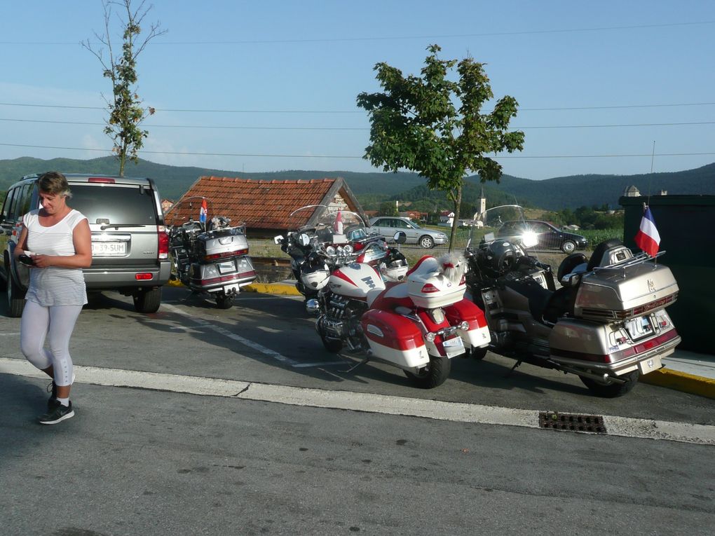 DIAPORAMA 3 PHOTOS - AVEC HALTE BIEN SÛR .....NOUS REPRENDRONS L'AUTOROUTE - SACHEZ QUE DES AUTOURTES SONT SIGNALÉES SUR LES CARTES ROUTIERES MAIS ELLES NE SONT PAS ENCORE CONSTRUITES