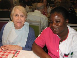 REPAS festif dans la salle "Place des fêtes" avec les familles, résidents et personnel