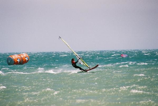 <p>Mai 2005 , véritable defi wind....des manches entre 20 et 30 kms... nav en 3.4 mega à la rue avec des claques à 55/60 noeuds.......mais ça passe sur le plat.</p>
<p>Bord de largue ok, bord de prés dur dur....</p> MOn meilleur defi wind