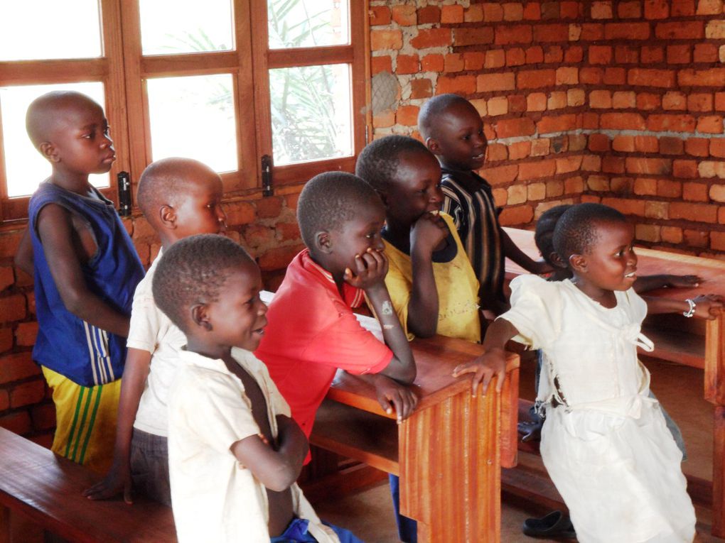 Ca y est l'orphelinat de l'Uélé a ses 10 pupitres. Samedi, Joseph a distribué des cahiers et des vêtements. Voici quelques photos.