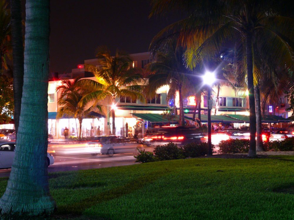 Jour 8: Photos des quartiers de Coconut Grove (Villa Vizcaya et Cocowalk) et Coral Gables (Maisons et hotel Bitmore).
Plus quelques photos de nuit de Miami Beach>