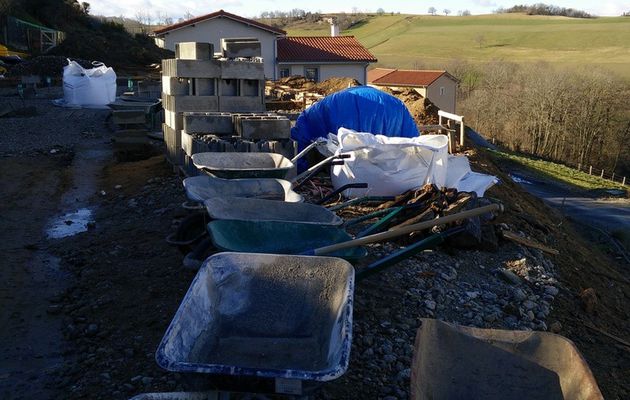 On coule les soubassements (1ère partie).. par grand vent... et mise en place des ancrages des lisses basse