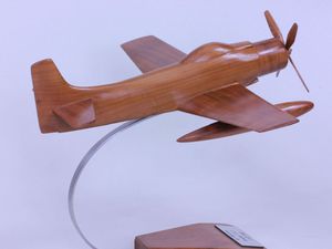 Douglas AD Skyraider (échelle : 1/43°, bois : merisier)