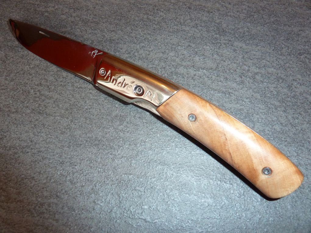 Couteau pliant : lame en acier XC 75,  mitres en maillechort jaune avec la gravure du prénom de son propriétaire, manche en cerisier poli.