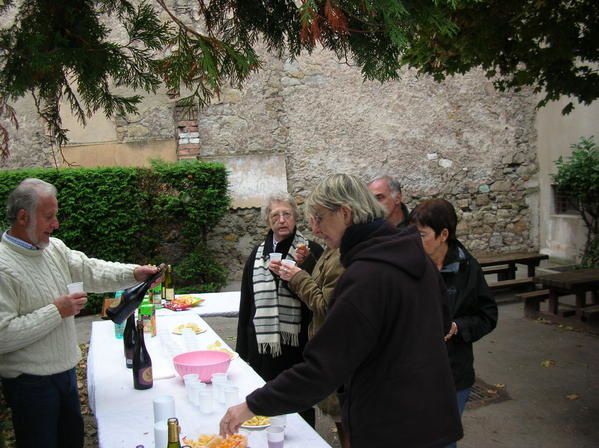 Octobre 2007 : repas de quartier organisé par l'Association des Habitants de Jacquard-Préfecture, en partenariat avec l'Amicale Laïque Chapelon et le Centre Musical Massenet. Merci à Bernard pour les photos ;-)