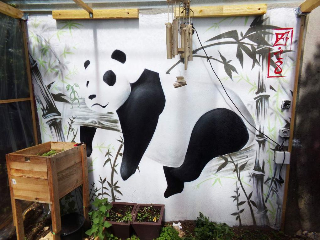 Bombes sur les murs et pinceaux sur toile pour allez de la pénombre à la clarté.