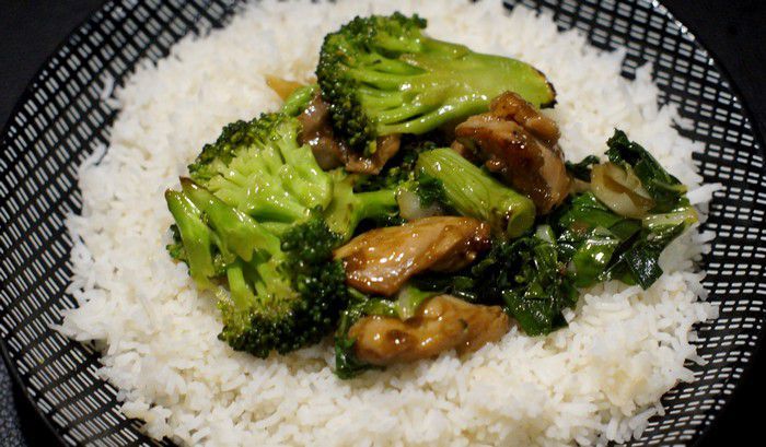 Poulet aux brocolis sauce soja et riz blanc.