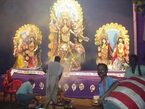 Photo 1. Anjali, Sunita, Manisha et Anamika devant une murti - Photo 2. Pendant une puja.