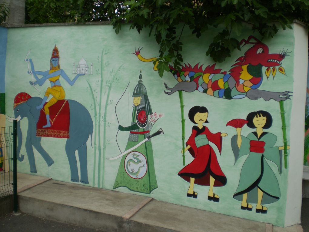 Fresques réalisées avec les élèves de l'école élémentaire public de Navarrenx et en 2008 l'école privée Notre Dame de Navarrenx