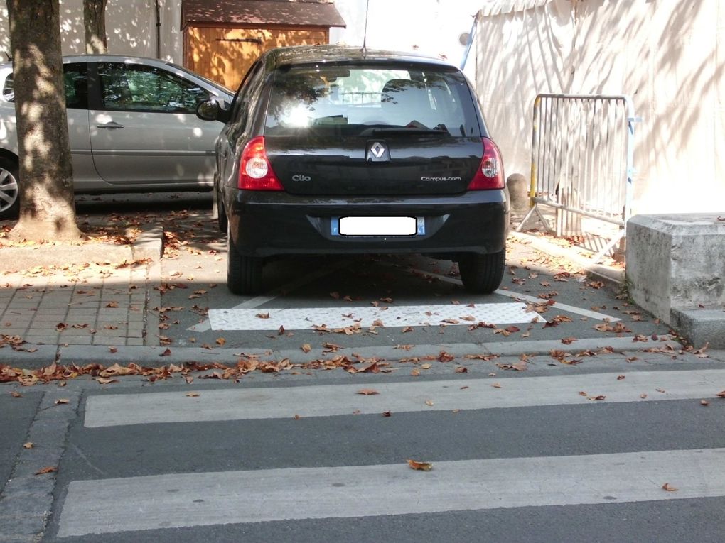 Devant le lycée Sainte-Marie, au moment de la sortie des écoles !