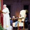 L'ENFANT S'INSTALLE DANS LE FAUTEUIL DU PAPE EN PLEINE MESSE