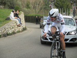 B. Jarrier (Bretagne 4 à +7") Et le leader S. Helven qui terminera 10 au général à 36" 