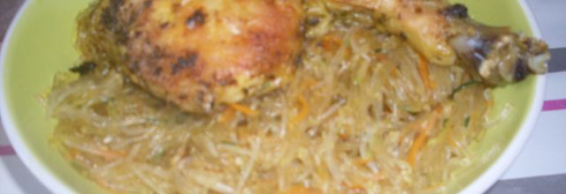 Cuisse de poulet sur un lit de vermicelle a legumes