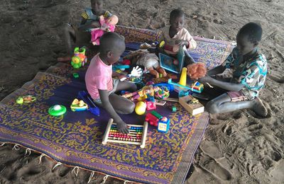 Construction d'une paillote de jeux pour les enfants