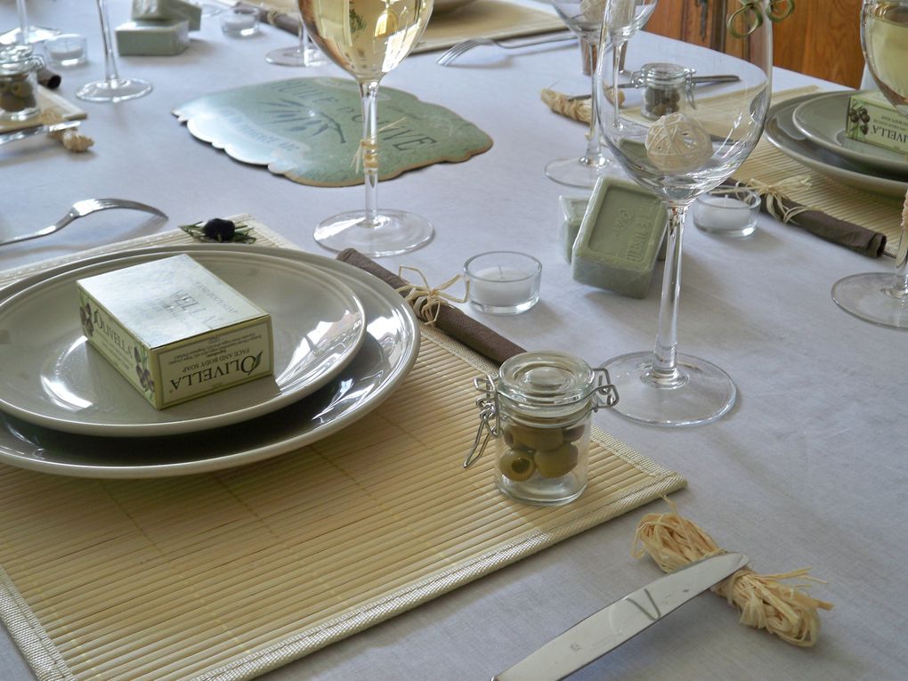 Une table aux saveurs estivales dressée pour une douce soirée d'été.