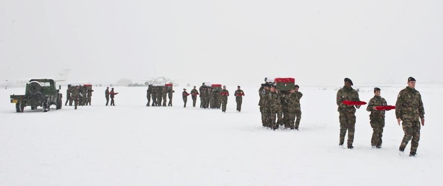 Les honneurs militaires et la cérémonie de levée des corps, en mémoire des adjudants-chefs ESTIN et WILLM du 93e Régiment d’artillerie de montagne, du sergent-chef SIMEONOV du 2e Régiment Etranger de génie et du caporal-chef BAUMELA du 93e R