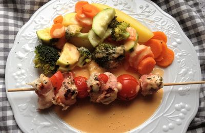 brochettes de poulet lardé,légumes vapeur,sauce tomates cerise et lard