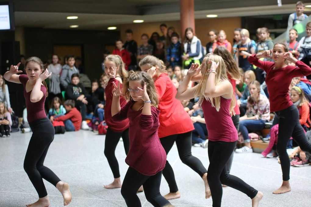 Am Ende des Tages griff die ehemalige Schülerin Sophie Becker, die an der Iwanson Tanzschule in München eine Ausbildung zur Tänzerin macht, und mit ihrem Tanzensemble eine Choreografie zum Thema entwickelte, den roten Faden wieder auf und zeigte, wie der einzelne Mensch zu seinen Mitmenschen in Beziehung tritt: Konflikt, Partnerschaft, Gruppendynamik, Auflösung. Das Individuum im Spannungsfeld seines sozialen Umfeldes, so lange, bis jeder Einzelne wieder von der (Lebens-) Bühne tritt.