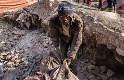 Plus de 40000 enfants esclaves travaillent dans les conditions extrêmement dangereuses de l’industrie minière du cobalt au Congo (Vidéo)