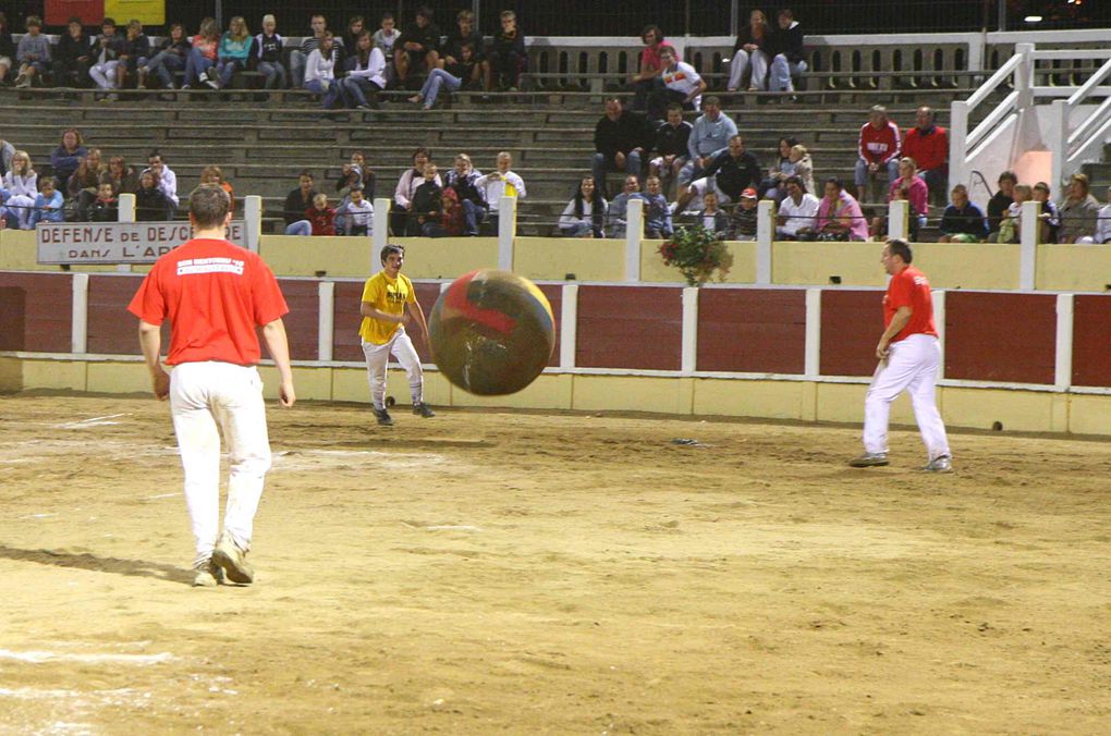 Arènes Parentis 13-08-2010
Croque-vache contre les Pompiers!!