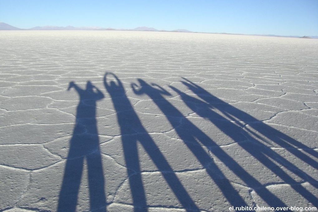 Levé de soleil depuis la Isla de Incahuasi. Traversé d'une des merveilles naturelles du monde. Le plus grand désert de sel du monde. Du blanc à perte de vue et un ciel bleu extraordinaire.