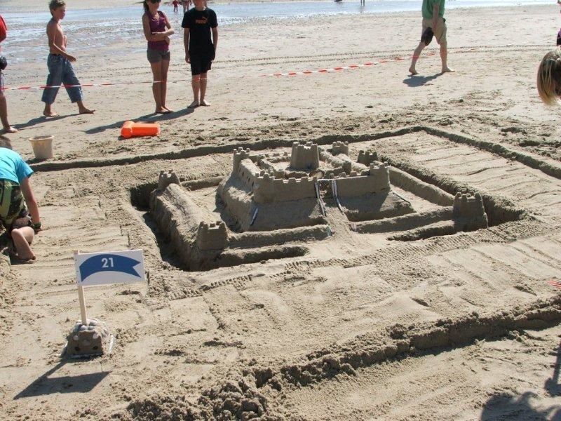 le 23 juillet 2010, la tradition du concours de châteaux de sable a été reprise sur la plage à Stella...