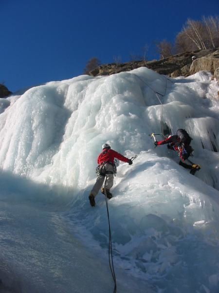 <p>Cela se passe en Italie, vallee de Cogne. Incroyable lieu dans lequel les cascades pullulent. Difficile de choisir la voie du jour!</p>
<p>Merci Damien de nous y avoir emmen&eacute;!</p>