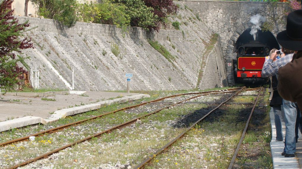 Lundi de Pâques, il faisait enfin beau.Donc, la ballade avec le train touristique Anduze-St Jean du Gard a été des plus agréables.Si vous voulez ressentir des "sensations fortes" et agréables, je vous conseille ce trajet.