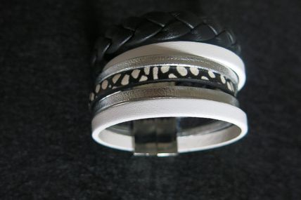 Bracelet manchette en cuir noir, blanc et argent