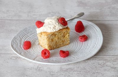 Gâteau au pralin en grain,  crème fouettée au gianduja