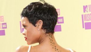 Rihanna a su susciter l'interêt avec ses looks. Ici tatouages bien visibles et coupe très courte.