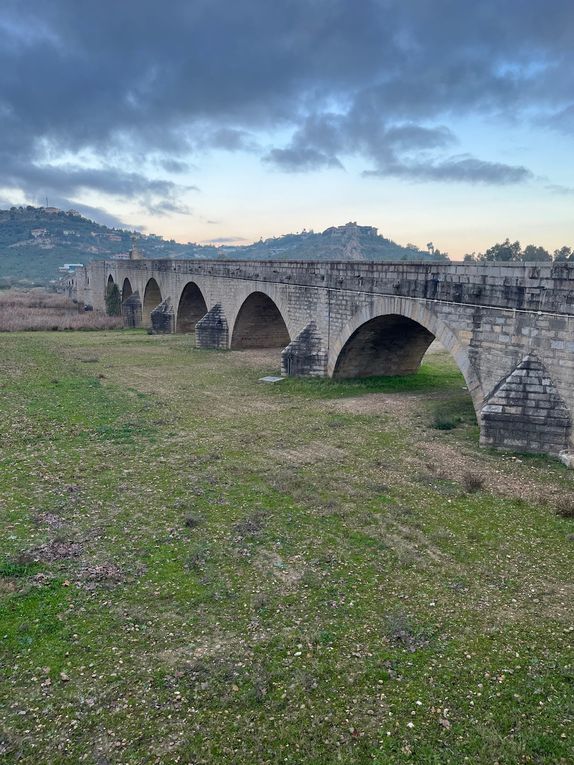 Vestiges romains et le pont actuel et ses 28 arches