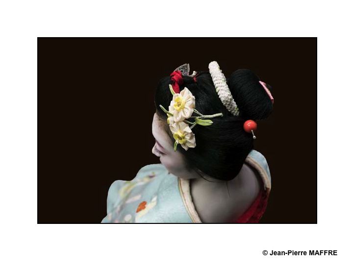 Symboles du raffinement et du savoir-vivre à la japonaise, les geishas sont les gardiennes des arts et des traditions du Japon.