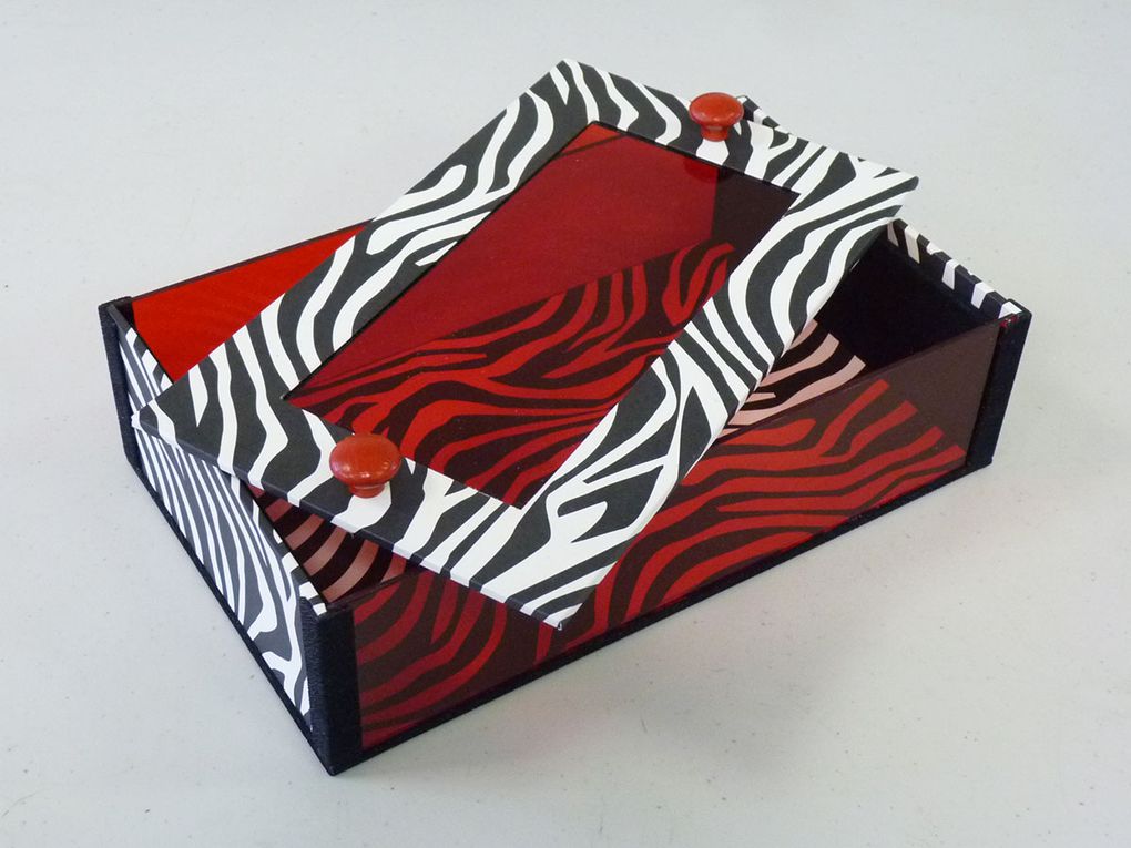 La boîte Clara avec du plexiglas rouge de Claire T. 
